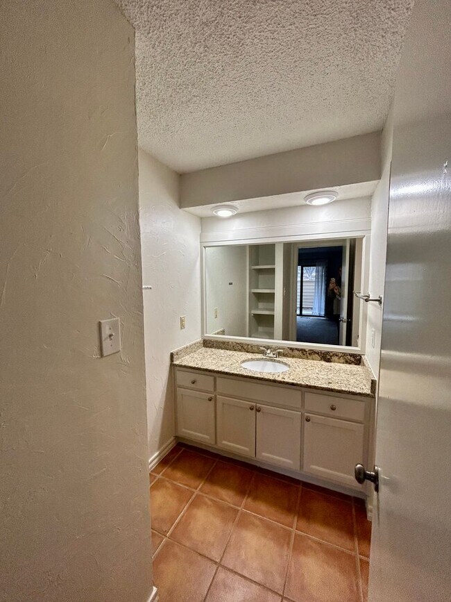 Building Photo - Gorgeous and spacious condo in a quiet and convenient location!