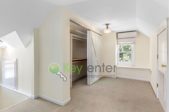 Building Photo - Beautiful 4-Bedroom Home with Fenced Yard ...