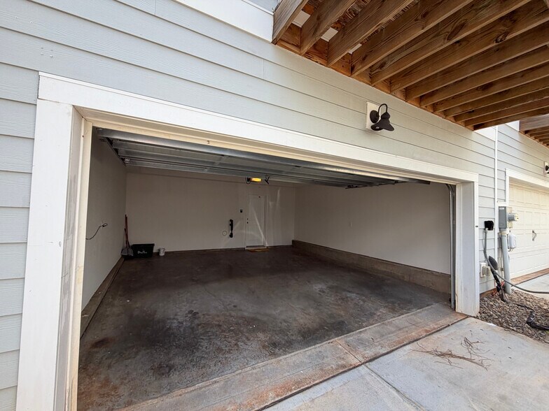 Building Photo - Room in Townhome on Tears Ln