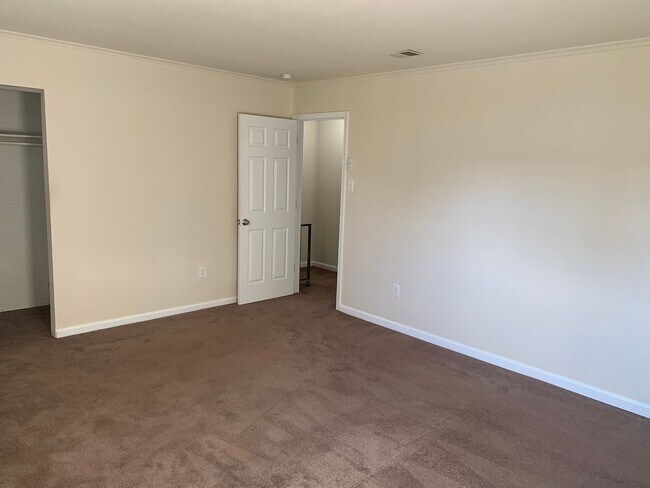 Building Photo - 3 Bedroom 1.5 Bathroom's
