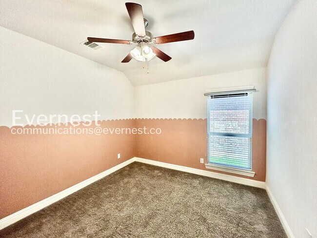 Building Photo - 4 Bed/2 Bath Home with Garage & Fenced Yard / Pet-Friendly / Available Now!