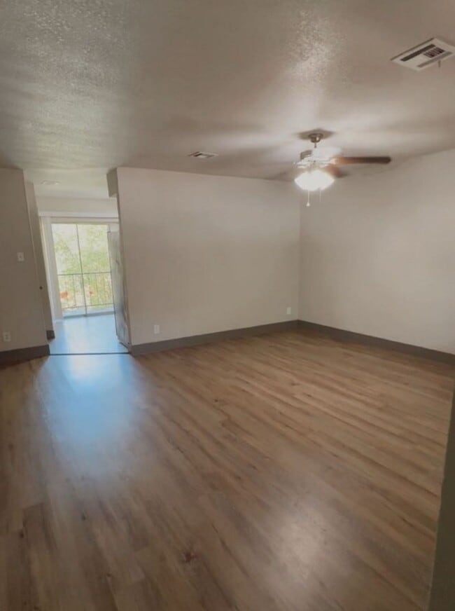 Building Photo - 204 W Mockingbird Ln