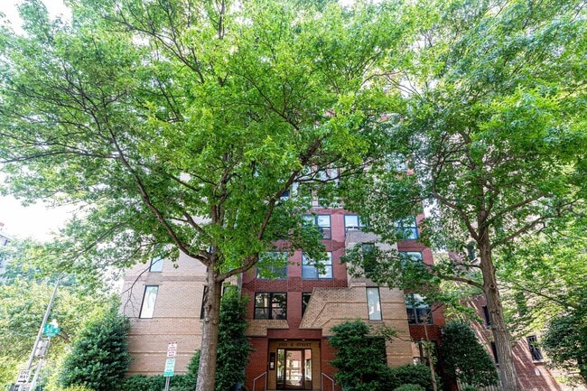 Building Photo - Beautiful One Bedroom in the Heart of Foggy Bottom| Water and Gas Included!