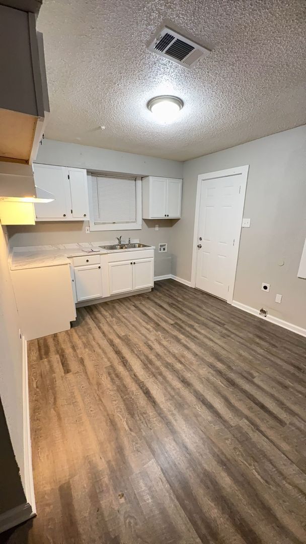 Building Photo - Spacious 4 bedroom 2 bath home - Open To Section 8