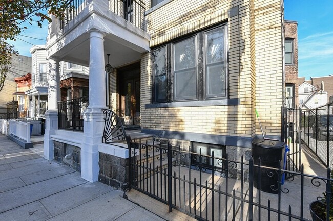 Building Photo - 722 27th St