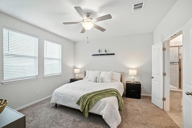 Building Photo - 324 Mountain Valley St