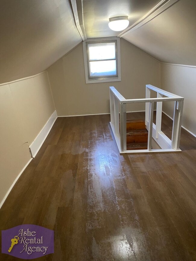 Building Photo - Quaint Cottage Walking Distance to Downtown West Jefferson