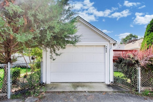 Building Photo - 7922 W Elmgrove Dr