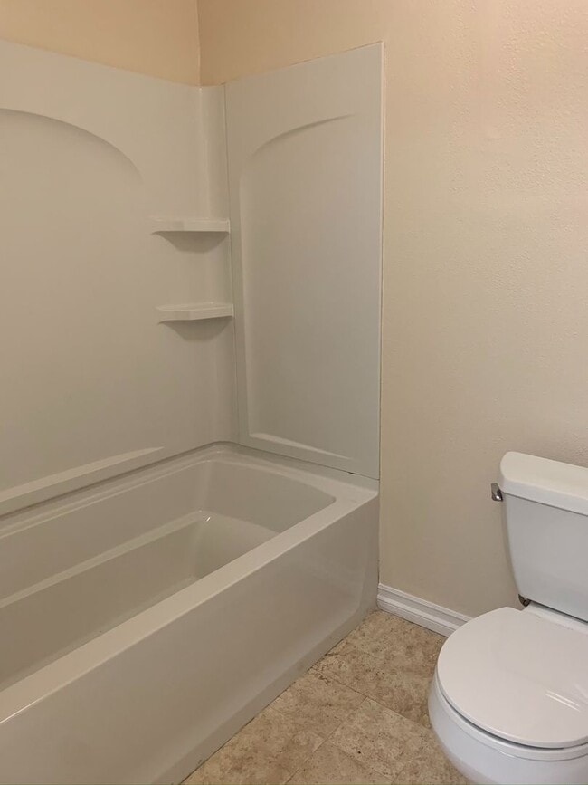Building Photo - 2 bed / 2 bath unit in RSM available August 6th!!