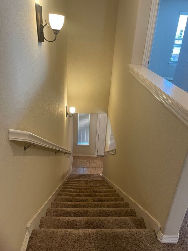 Building Photo - 3-Bedroom, 2.5-Bath TOWNHOME IN ROGERS!!!!