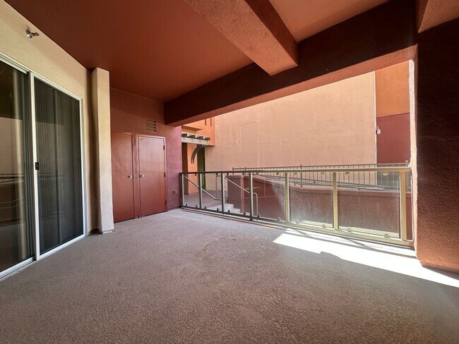 Building Photo - 1 bed, 1 bath condo in guard gated community!