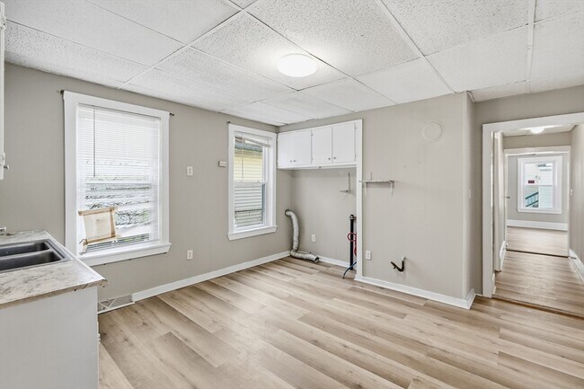 Building Photo - 14 Hacker St