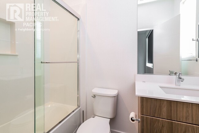 Building Photo - Modern Townhome in Gated West Oakland Comm...
