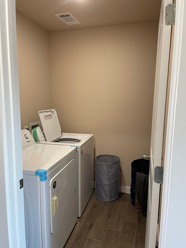 Building Photo - Barbet Duplex