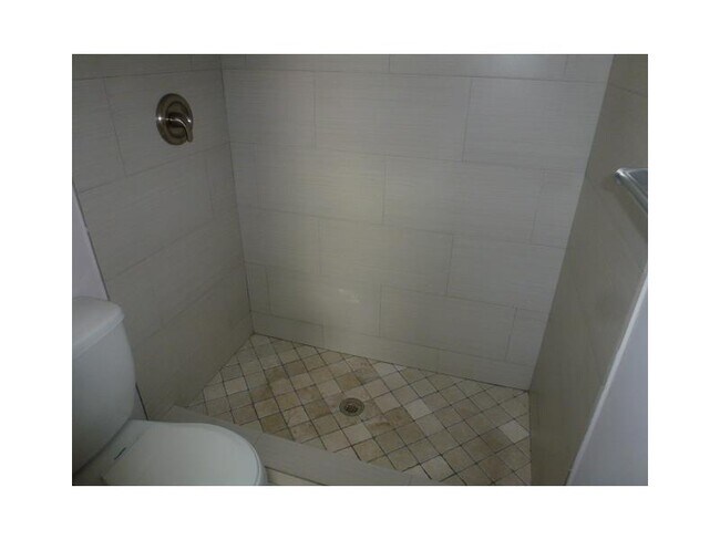 Building Photo - 21895 Lake Forest Cir