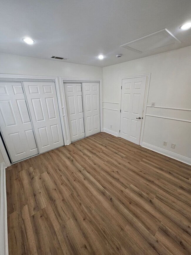 Building Photo - 3-bedroom, 2-bathroom home located in the vibrant city of Long Beach