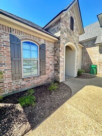 Building Photo - Gated community with community POOL!!!!