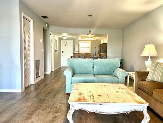 Building Photo - 2/2 Beautifully Remodeled, Furnished, With...