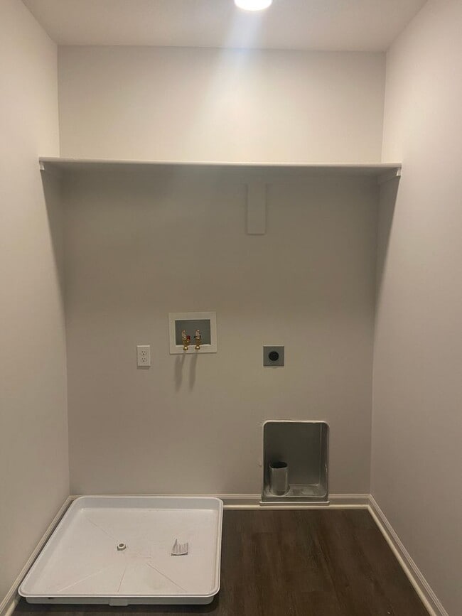 Building Photo - PRE-LEASING NOW — Modern 3-Bedroom | 2.5-Bath Living in Spring Hill