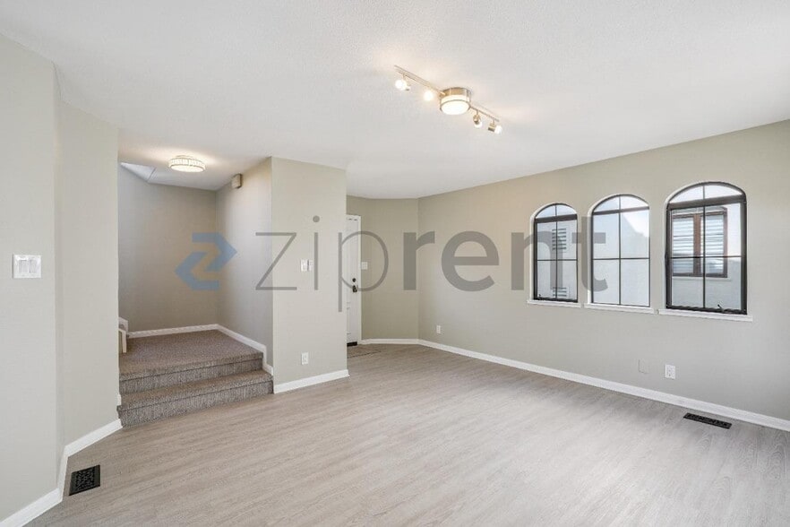 Building Photo - Unit C