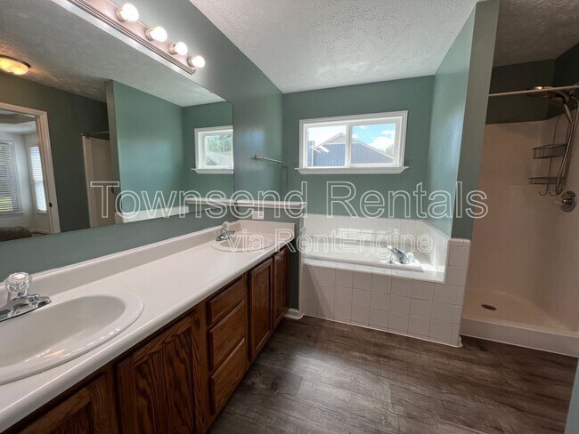 Building Photo - 1336 Oak Knolls Dr