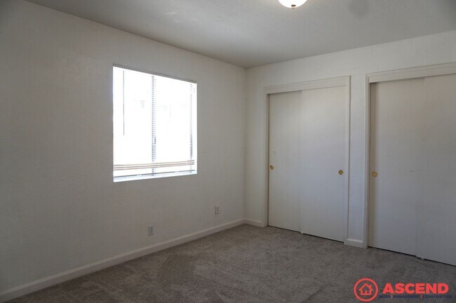 Building Photo - Cozy 3BD/2BA Home in Bakersfield's 93306 — Fully Equipped, Fireplace, Solar & All Pets Welcome!