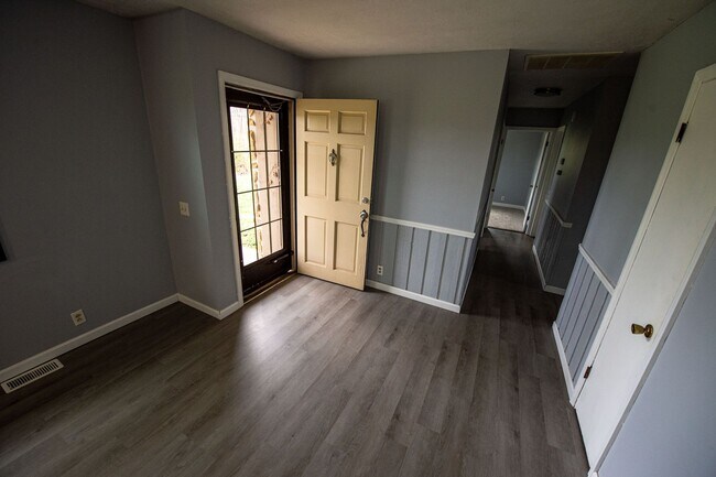 Building Photo - Lovely 3 Bed / 2 Bath in Private Setting--AVAILABLE NOW!!!