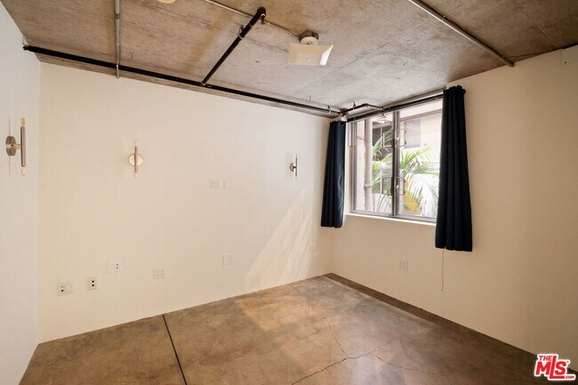 Building Photo - 1130 Flower St