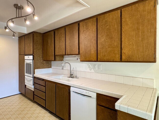 Building Photo - Large 2 bed 2 bath