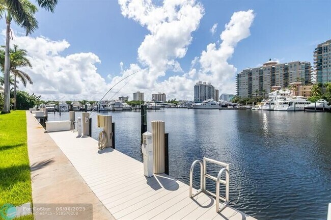 Building Photo - 2760 Yacht Club Blvd