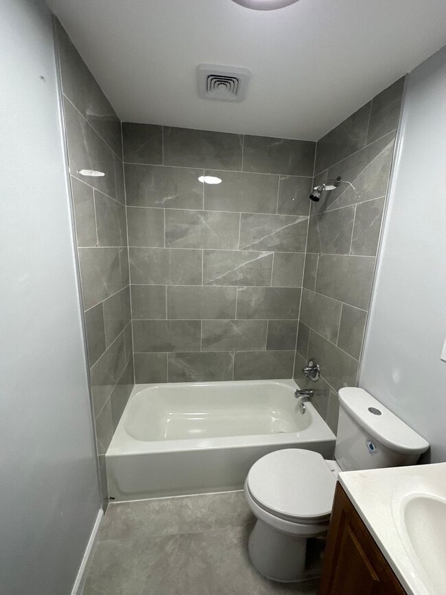 Building Photo - Fully Renovated 3/2 Available for Immediat...