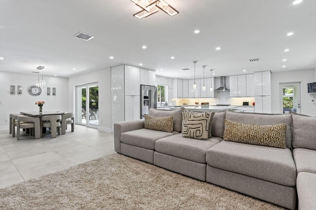 Building Photo - 600 NE 4th St