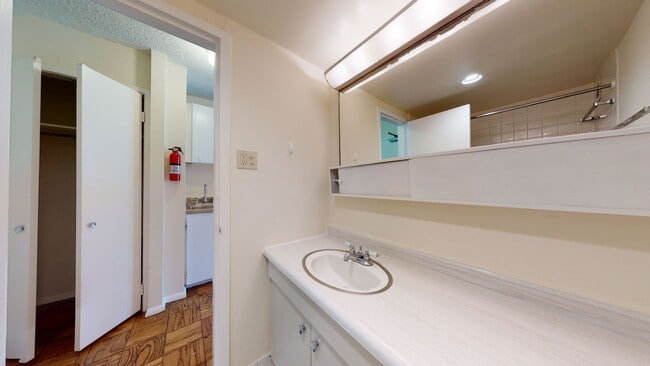 Building Photo - Studio Apartment Available at the Willough...
