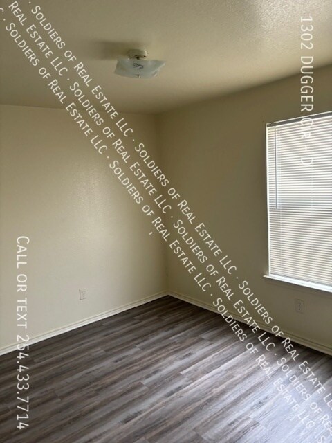 Building Photo - 1302 Dugger Cir