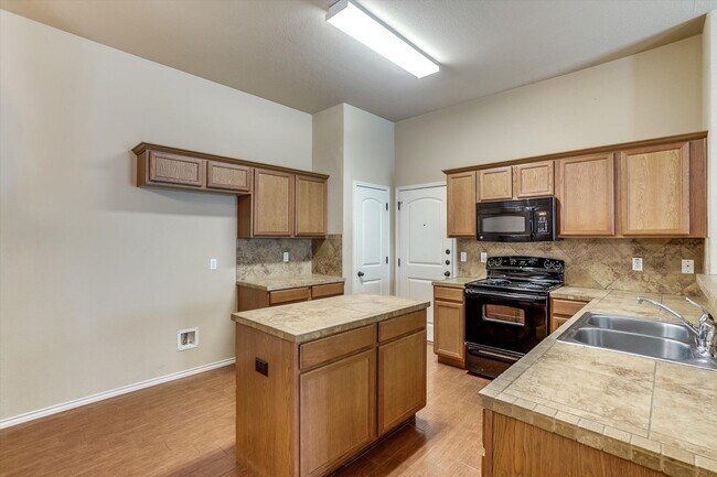 Building Photo - AVAILABLE NOW! Beautiful 3 Bedroom Townhome Located in Georgetown, TX!