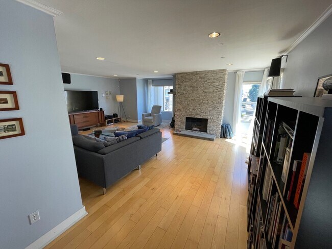 Building Photo - 1951 N Beachwood Dr