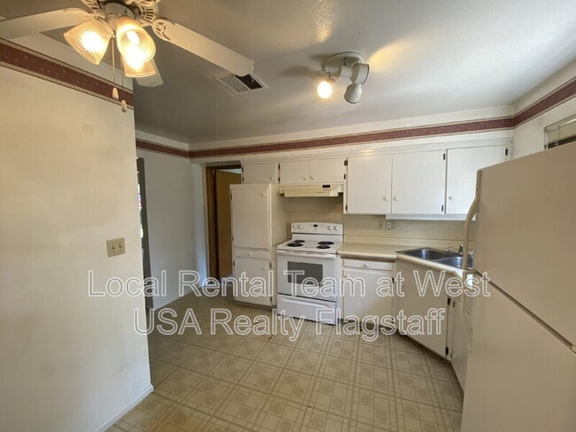 Building Photo - 2830 N Schevene Blvd