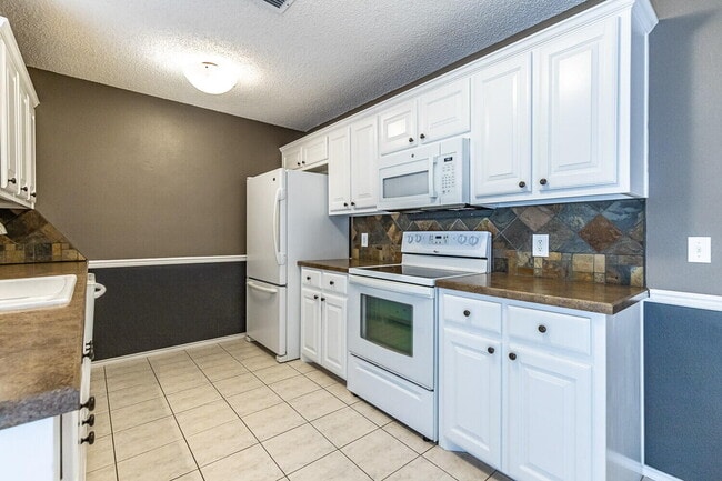 Building Photo - 6120 7th Dr