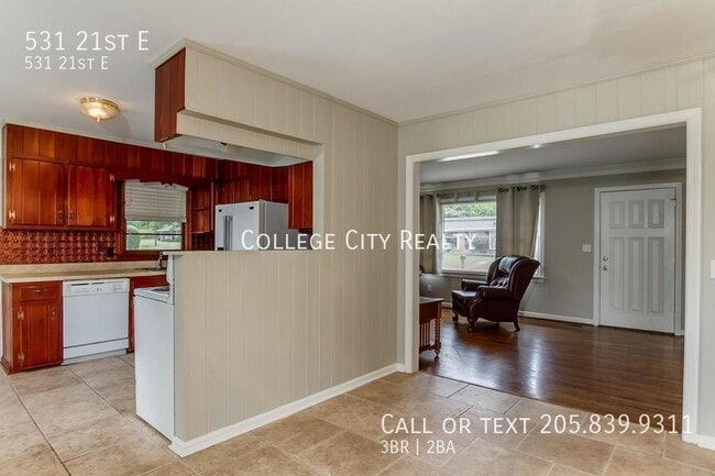 Building Photo - 531 21st St E