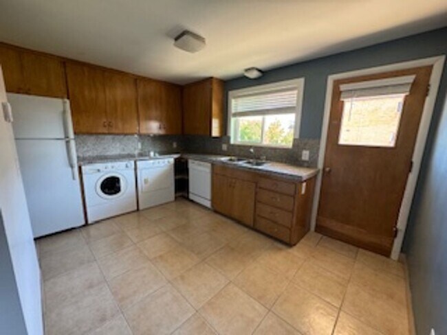 Building Photo - GORGEOUS Avenues Home!!!