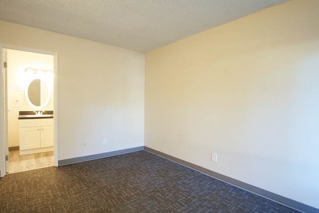Building Photo - Cozy 1-Bedroom Near OHSU Ready Mid-April!