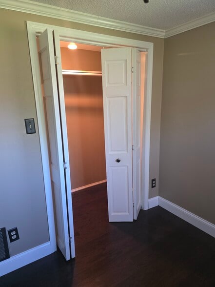 Building Photo - 9997 E Davis Ave