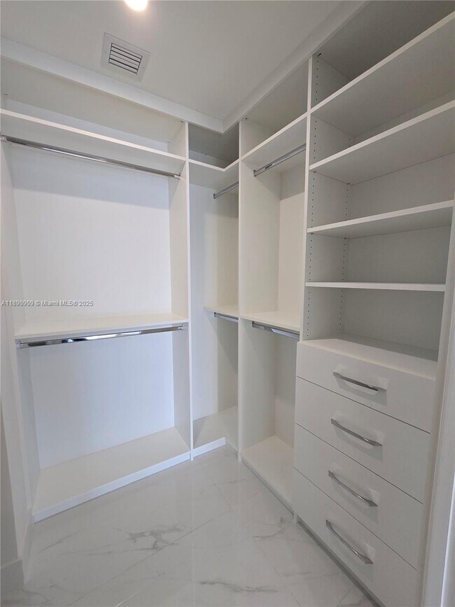 Building Photo - 700 NE 24th St