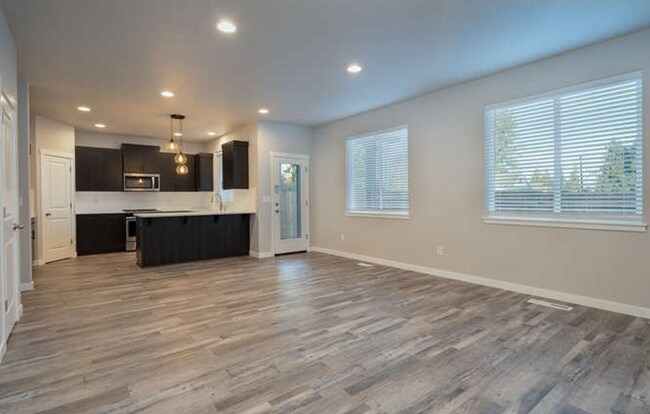 Building Photo - 4910 NE 65th Ct