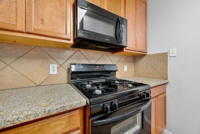 Building Photo - 2611 Floral Bloom Way