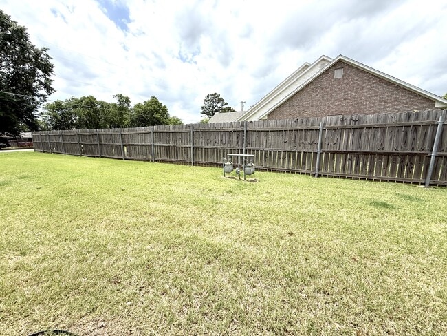 Building Photo - 2202 Lakeview Dr