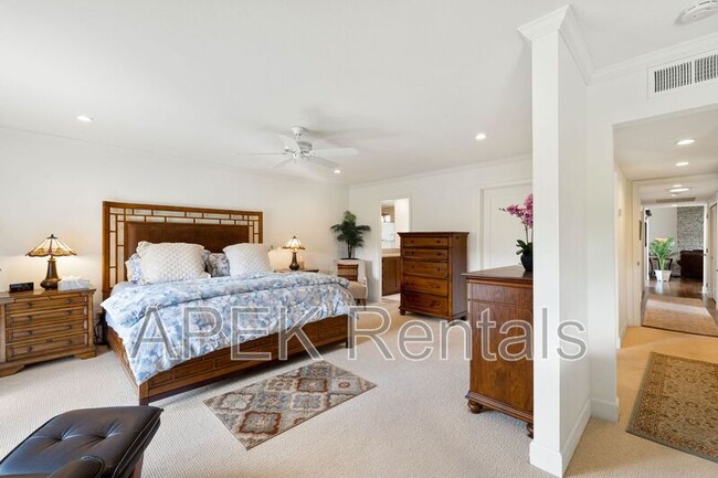 Building Photo - 74939 Vía Lago