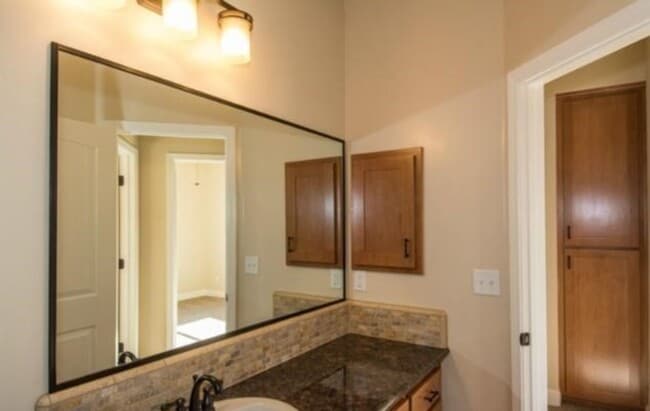 Building Photo - Newer Home - Great Location!