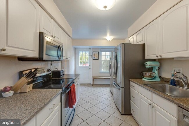 Building Photo - 6813 Market Square Dr