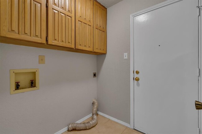 Building Photo - 7825 Silveridge Dr
